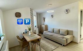 Jokai Apartments Nr9, Code Entry